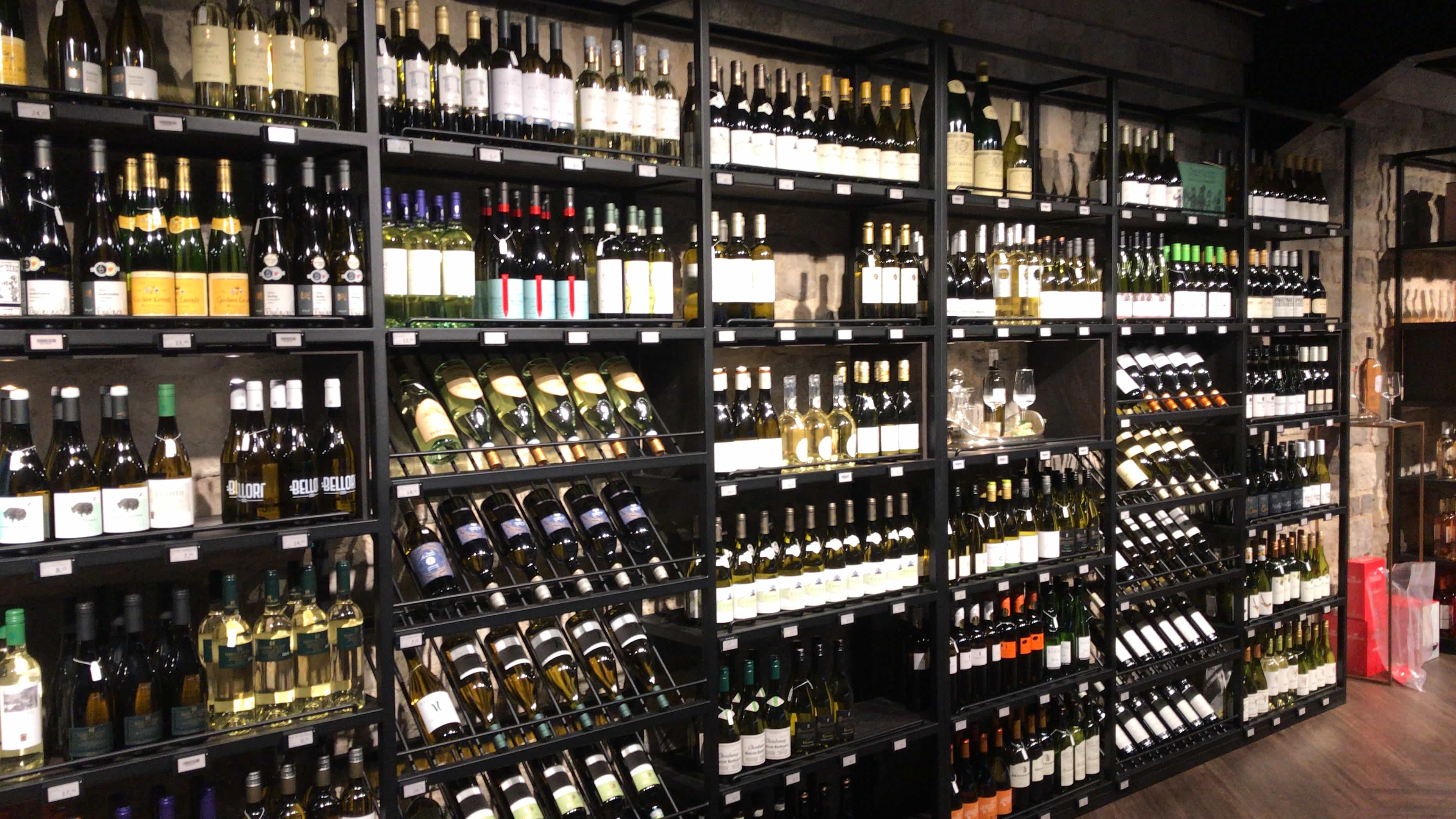 Hanshow ESL Solution on Wine Rack